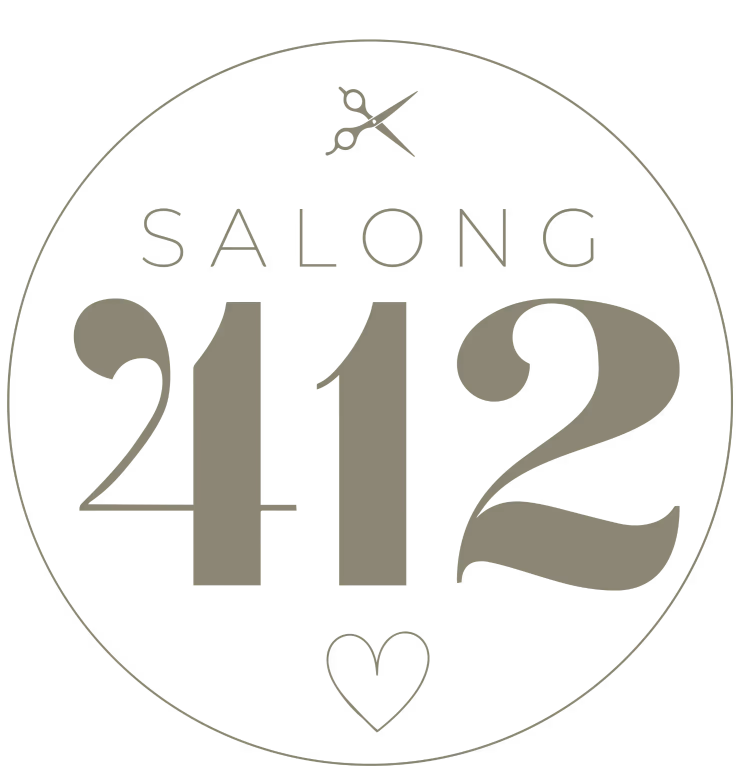 En sirkelformet logo med teksten "SALONG 412" i store, lyse bokstaver. Nederst er det et lite hjerte og øverst i midten en saks.